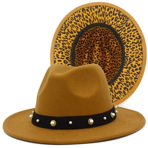 Detail von braunem Fedora-Hut mit Perlenband und Leopardenmuster-Krempe