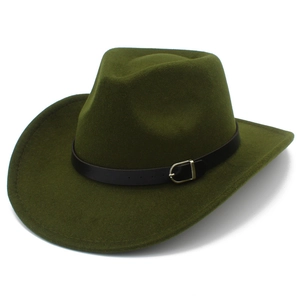 Dettaglio di cappello da cowboy in feltro verde scuro con cintura in pelle e fibbia