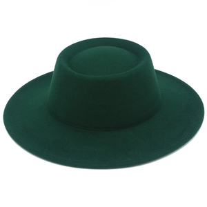 Détail du chapeau en feutre de laine vert foncé à bord plat et coutures fines