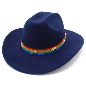 Détail du chapeau en feutre de laine bleu avec bande arc-en-ciel et ornements en métal doré