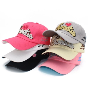 Détail de cinq casquettes de baseball avec broderie Sweetie en paillettes et cœur