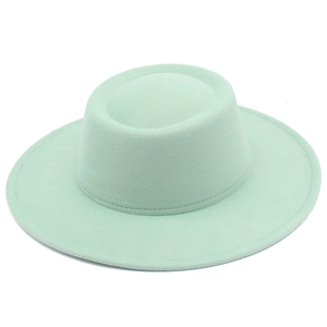 Détail d'un chapeau de paille vert menthe en laine avec bord plat et couture fine