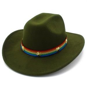 Détail du chapeau de cowboy en feutre vert armée avec ruban arc-en-ciel et rivets
