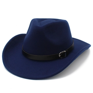 Dettaglio cappello fedora blu scuro con fascia in pelle nera e fibbia argento