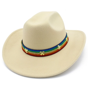 Détail du chapeau en feutre beige avec bande arc-en-ciel et rivets d'étoiles dorées
