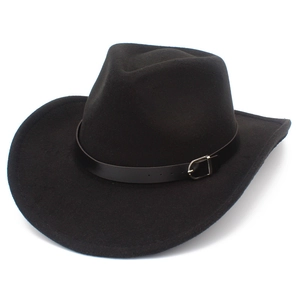 Dettaglio cappello cowboy nero in feltro con cinturino in pelle e fibbia in metallo