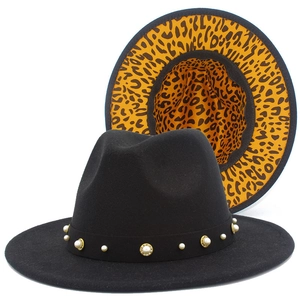 Detail eines schwarzen Filzhutes mit Leoparden-Innenfutter und Perlen-Schmuckband