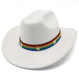 Chapeau de cowboy blanc en feutre pour femme avec ruban arc-en-ciel et clous en croix dorés
