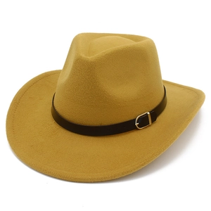 Dettaglio cappello cowboy giallo in feltro di lana con cintura in pelle e fibbia dorata