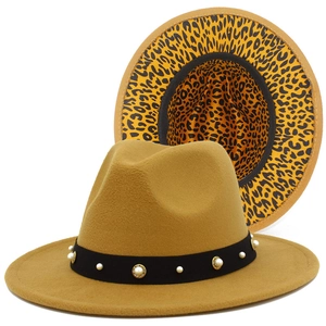 Detailansicht des Fedora-Huts mit Perlenband und Leopardenmuster-Futter auf Wollfilz