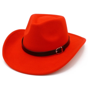 Dettaglio di un cappello da cowboy rosso con cintura in pelle nera e fibbia in metallo argento