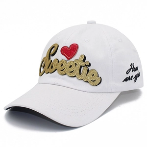 Casquette de baseball en coton blanc avec texte Sweetie pailleté et broderie coeur