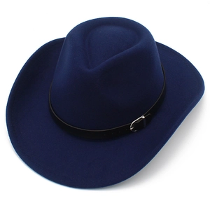 Dettaglio cappello da cowboy in lana blu navy con cintura in pelle nera e fibbia argento