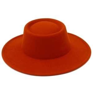 Détail du chapeau de canotier orange en feutre de laine avec calotte plate et bord large