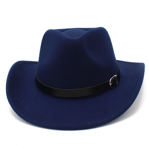 Dettaglio del cappello in lana blu scuro con cinturino in pelle nera e fibbia in argento