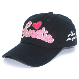Casquette de baseball noire avec broderie pailletée Sweetie et un motif coeur rouge