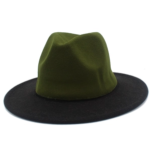 Dettaglio del cappello bicolore in lana con corona verde e tesa larga nera