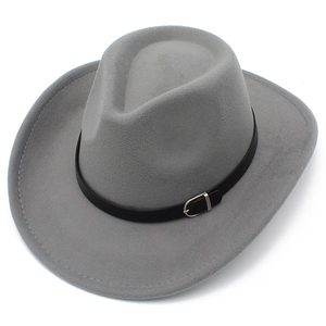 Dettaglio macro di cappello cowboy in feltro grigio con cinturino nero e fibbia metallo
