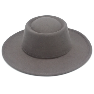 Détail du chapeau en feutre de laine gris foncé montrant les coutures et le bord plat