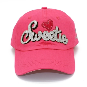 Casquette de baseball rose en coton avec texte Sweetie argenté et cœur scintillant
