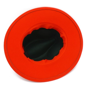 Dettaglio dell'interno del cappello fedora rosso con tesa larga ed etichetta