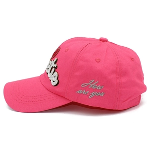 Détail d'une casquette de baseball rose fuchsia avec broderie latérale et cœur