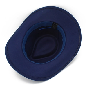 Dettaglio della fodera interna e dell'etichetta di lavaggio del cappello in feltro blu