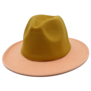 Dettaglio di un cappello fedora bicolore in lana con corona gialla e tesa larga rosa