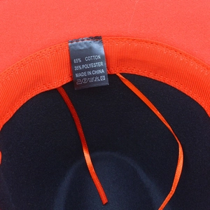Dettaglio interno di un cappello di feltro con fascia antisudore, cordino e etichetta