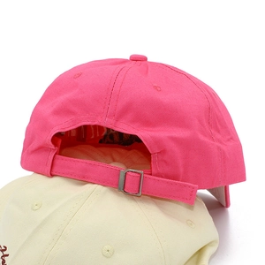 Détail de boucle métallique réglable et broderie de lettres sur casquettes de baseball
