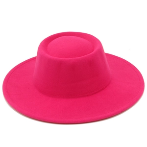 Détail de la texture d'un chapeau de style boater en feutre de laine rose foncé pour femme