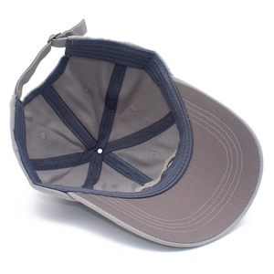 Vue détaillée de l'intérieur de la casquette grise avec coutures et boucle en métal