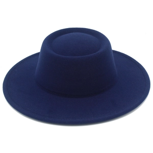 Détail d'un chapeau canotier bleu marine en laine avec coutures renforcées sur bord large