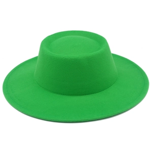 Gros plan détaillé montrant la texture lisse et le bord plat du chapeau en laine vert vif