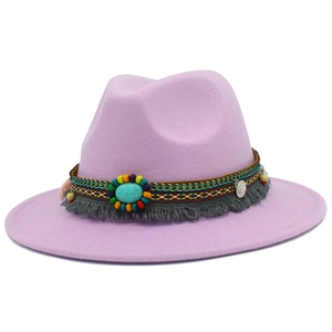 Détail du chapeau fedora lilas avec perles turquoise et garniture ethnique tissée