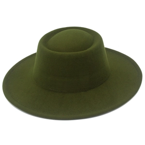 Détail d'un chapeau en laine vert foncé avec bord plat et texture de couronne vintage