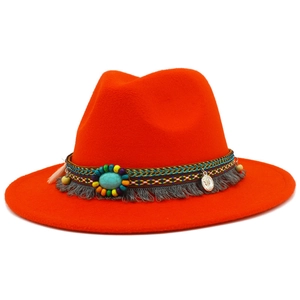 Détail chapeau en feutre orange avec ruban ethnique, pierre turquoise et pendentifs