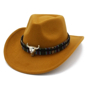 Chapeau de cowboy en feutre de laine gingembre avec ruban ethnique et tête de taureau argent