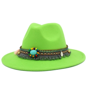 Détail d'un chapeau fedora vert néon avec bande tressée bohème et accent de turquoise