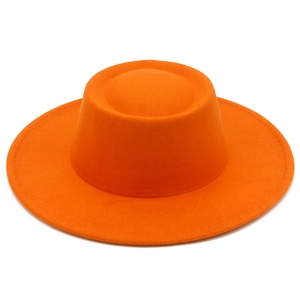 Vue détaillée du chapeau canotier en feutre orange avec bord cousu fin et calotte plate