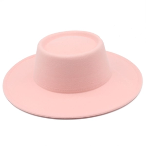 Vue détaillée du sommet plat et du bord de ce chapeau canotier rose en feutre