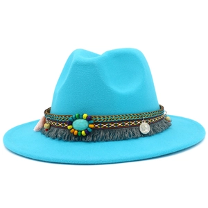 Détail du chapeau fedora turquoise avec bandeau perlé ethnique et incrustation turquoise