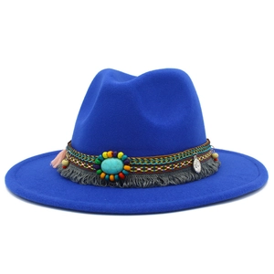 Détail d'un chapeau fedora bleu avec bande ethnique en perles, turquoise et glands
