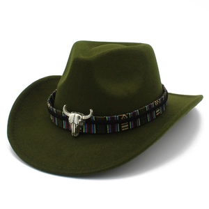 Détail de l'ornement tête de taureau et bande tissée sur chapeau western vert foncé