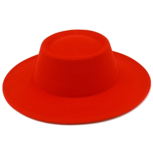 Gros plan d'un chapeau boléro en feutre rouge vif avec calotte plate et larges bords