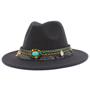 Détail d'un chapeau de cowboy avec bande tressée ethnique, turquoise et gland gris