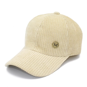 Adjustable corduroy baseball cap in beige with a stylish metallic gold M emblem