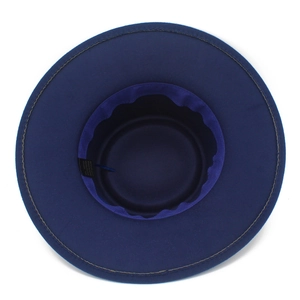 Vue détaillée de l'intérieur du chapeau bleu marine avec coutures brunes et bandeau