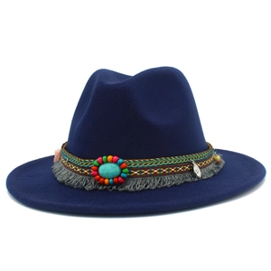 Détail d'un chapeau en feutre bleu marine avec bande ethnique tissée, turquoise et franges