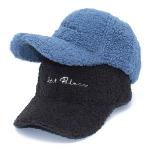 Details von blauen und schwarzen Fleece-Baseballkappen mit silberner Petit Palace Stickerei